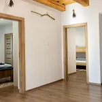 Daire Slow Mountain Family Base - Spacious 2br Apartment, 2 Bath, Sleeps 8 With Mountain View And Backyard In Liptov *