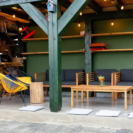 Slow Mountain Family Base - Spacious 2br Apartment, 2 Bath, Sleeps 8 With Mountain View And Backyard In Liptov 아파트