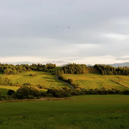 Scenic Village Hideaway - Spacious 2br, 2 Bath, Sleeps 8 With Mountain View And Backyard * Liptovská Kokava