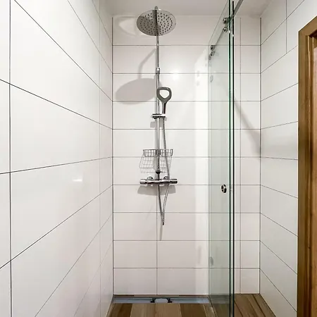 Scenic Village Hideaway - Spacious 2br, 2 Bath, Sleeps 8 With Mountain View And Backyard * Liptovská Kokava