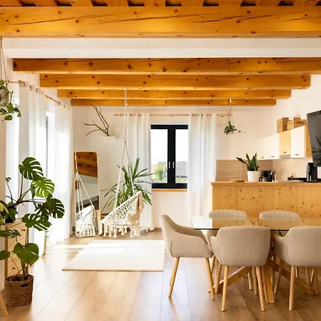 Slow Mountain Family Base - Spacious 2br Apartment, 2 Bath, Sleeps 8 With Mountain View And Backyard In Liptov 아파트 *