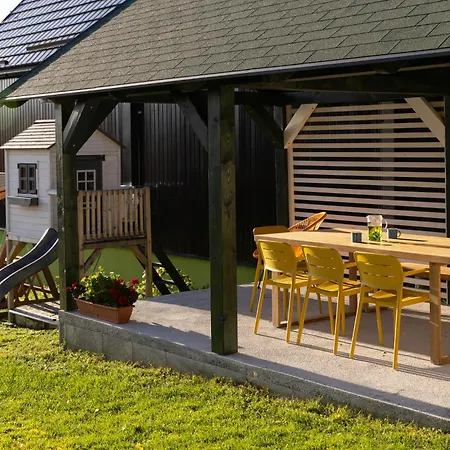 Slow Mountain Family Base - Spacious 2br, 2 Bath, Sleeps 8 With Mountain View And Backyard In Liptov アパート Liptovská Kokava