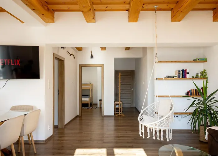 公寓 Slow Mountain Family Base - Spacious 2br Apartment, 2 Bath, Sleeps 8 With Mountain View And Backyard In Liptov